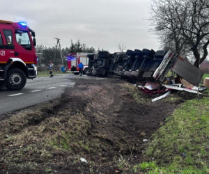 Tir leżący w przydrożnym rowie. Kierujący wysiadł o własnych siłach