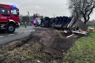 Tir leżący w przydrożnym rowie. Kierujący wysiadł o własnych siłach