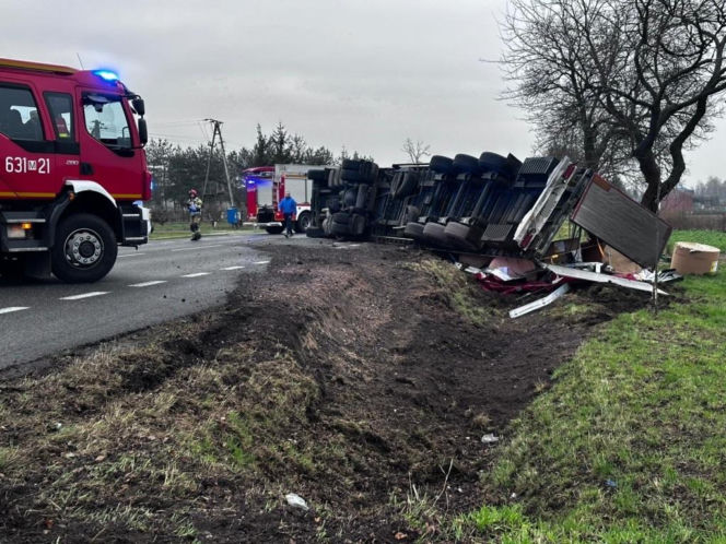 Tir leżący w przydrożnym rowie. Kierujący wysiadł o własnych siłach