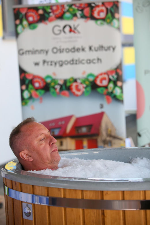 Spędził w lodzie ponad 6 godzin i 20 minut dla chorego dziecka 