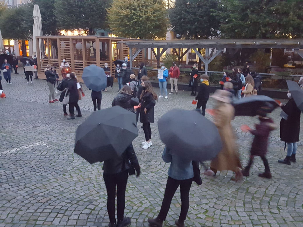 Znicze, wieszaki, transparenty. Protest "Piekło kobiet" w Lesznie
