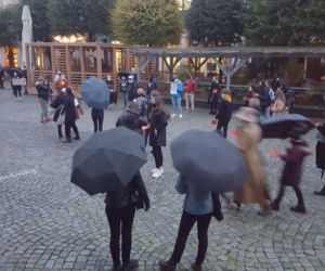 Znicze, wieszaki, transparenty. Protest Piekło kobiet w Lesznie