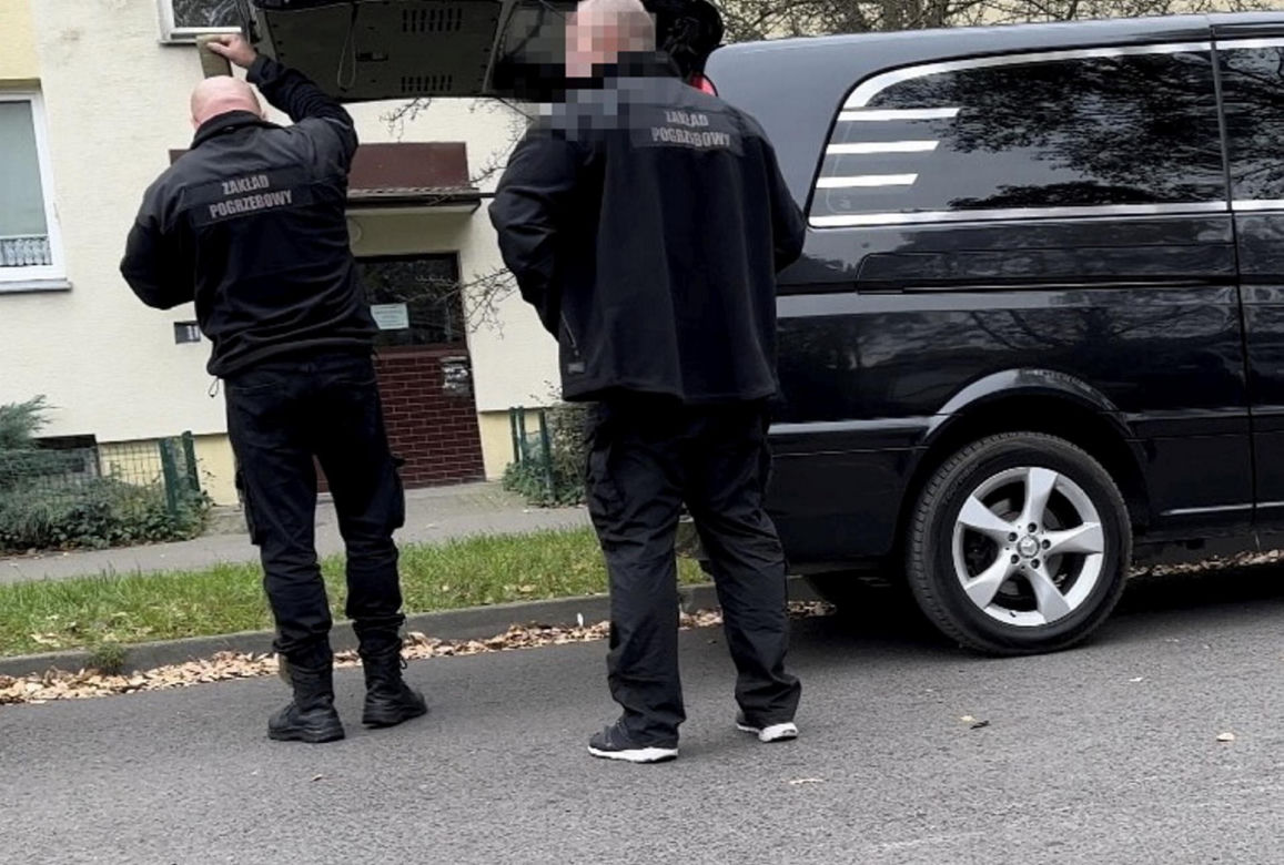 Tragedia w Warszawie. Mieszkańcy usłyszeli wystrzał z broni. W mieszkaniu znaleziono zwłoki