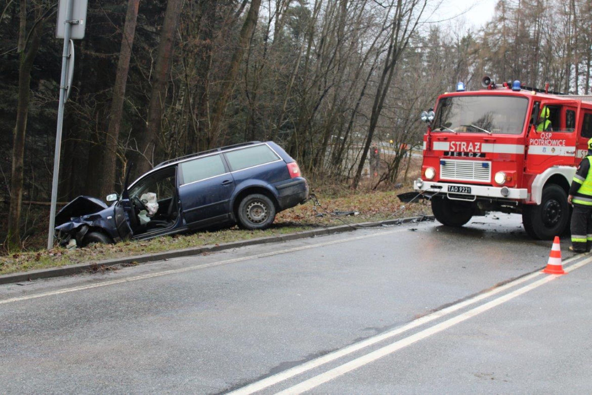 Piotrkowice. Pijany 40-latek stracił panowanie nad autem. Życie uratował mu kierowca ciężarówki