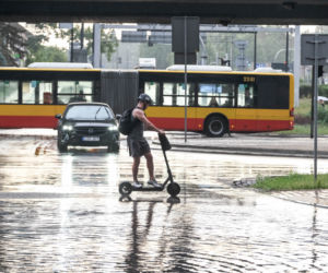Burze nad Polską. Tysiące interwencji strażackich, połamane drzwa, uszkodzone dachy 