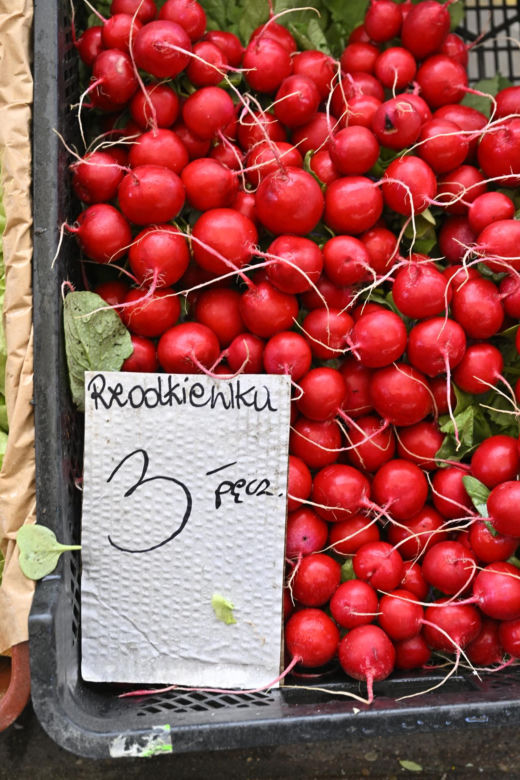 Truskawki po 8 zł, kalafior po 12 zł. Sprawdziliśmy ceny na stołecznych bazarach. Są zaskoczenia! 