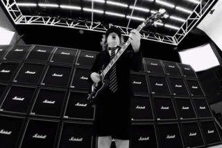 Angus Young opowiedział, dlaczego AC/DC zagrało z Axlem trasę koncertową