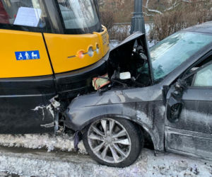 Czołowo huknął w tramwaj. Pijany kierowca uciekł 