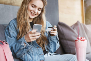 Sklepy dodają to do koszyka bez twojej wiedzy. UOKiK wydaje pilny alert