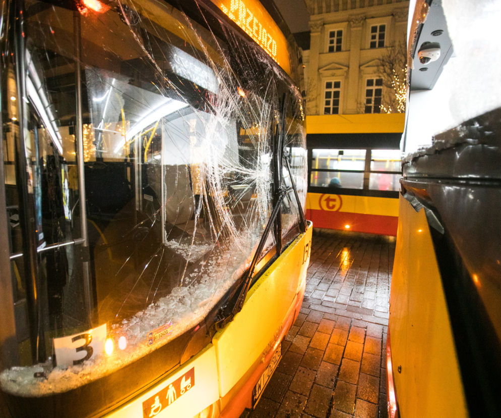Kolejny miejski autobus roztrzaskany. Groźny wypadek w Warszawie.