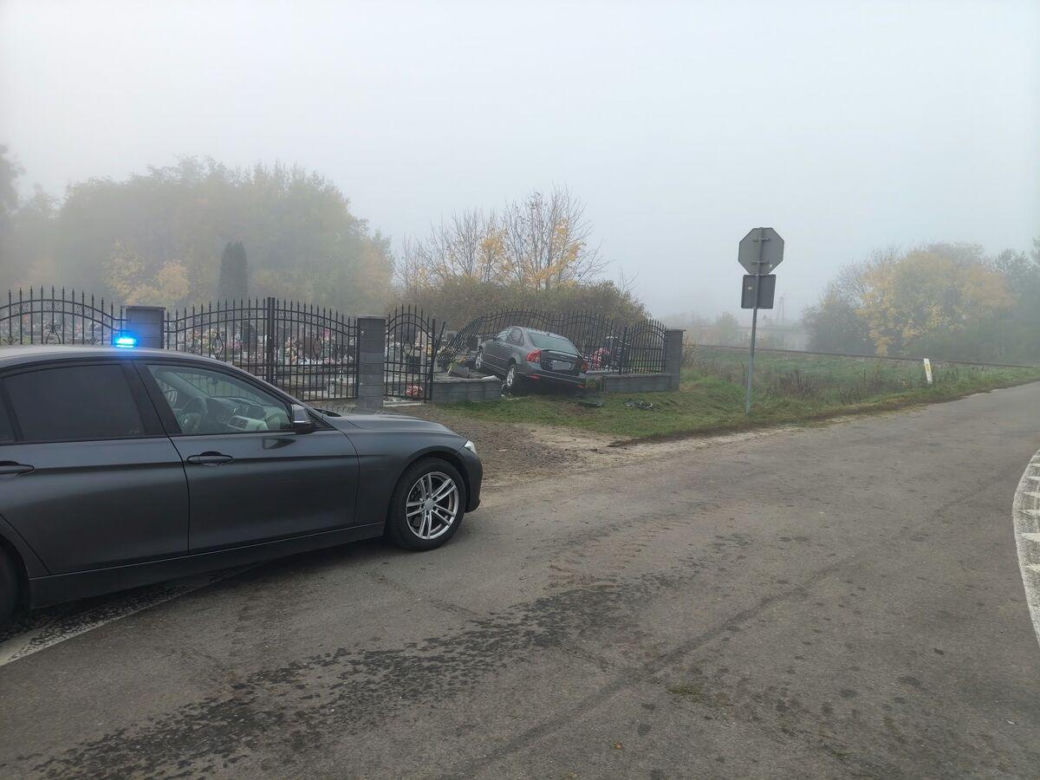Pięć nagrobków uszkodzonych. Volvo wjechało w ogrodzenie cmentarza