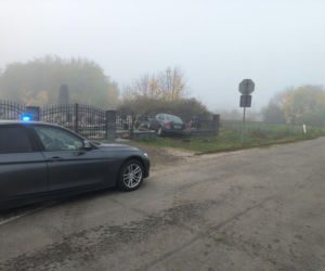 Pięć nagrobków uszkodzonych. Volvo wjechało w ogrodzenie cmentarza