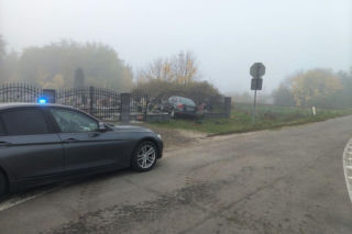 Pięć nagrobków uszkodzonych. Volvo wjechało w ogrodzenie cmentarza