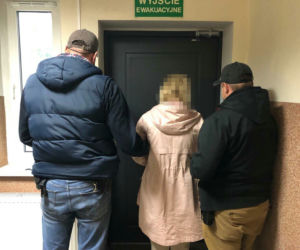Zaatakował przechodnia nożem do tapet! Rodzina broniła agresora przed policją