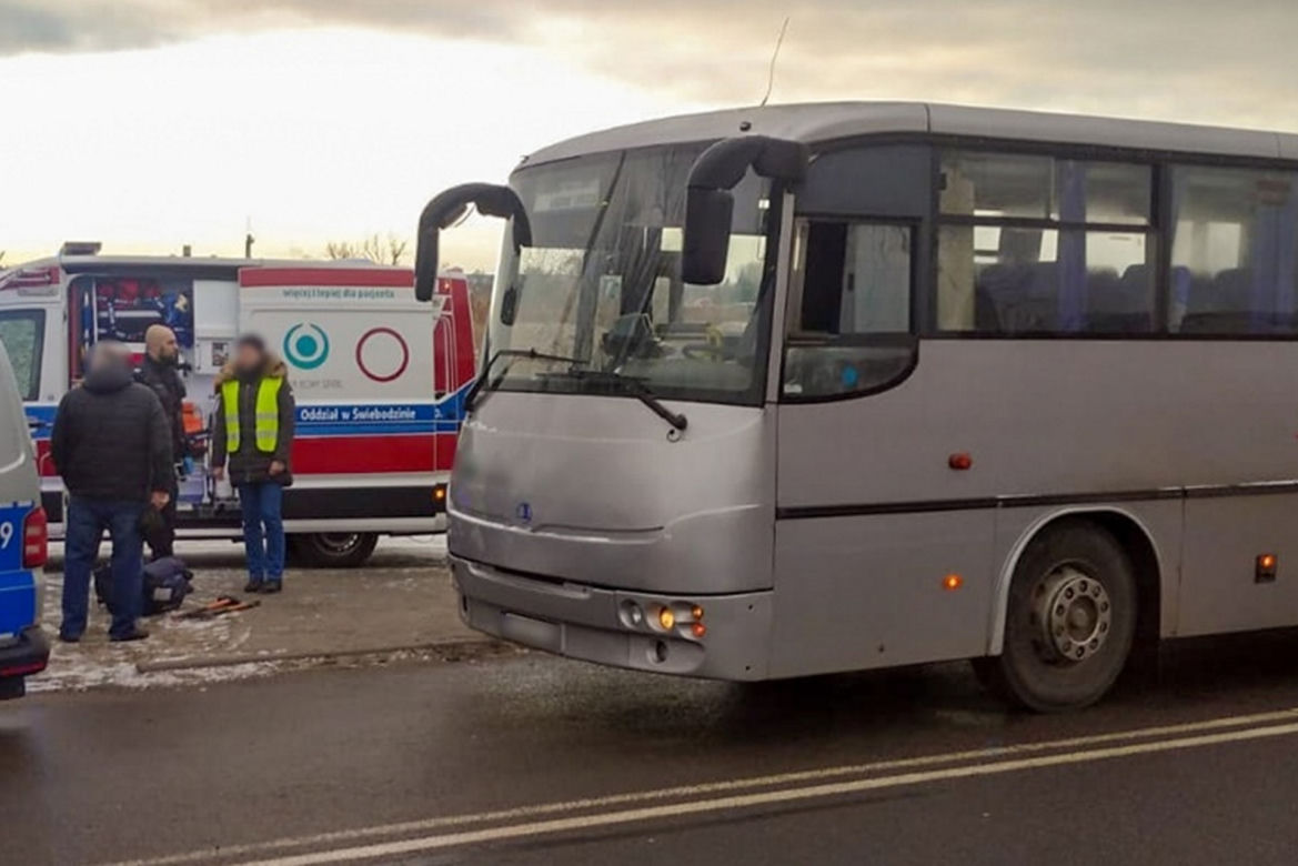Zatrzymanie krążenia u kierowcy autobusu szkolnego! Dramatyczne chwile w Świebodzinie [ZDJĘCIA]