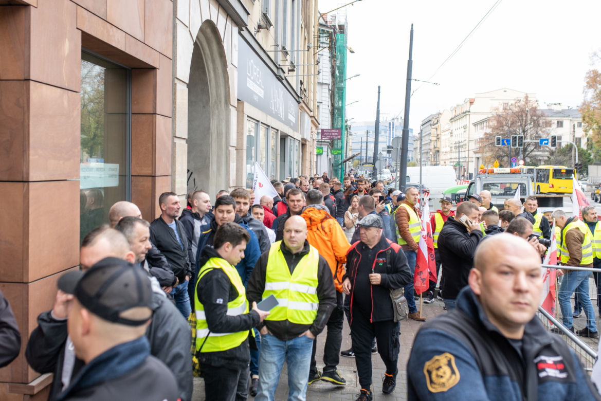 Protest górników pod biurem Morawieckiego w Katowicach. Związkowcy starli się z policją