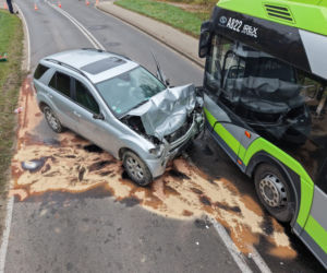 Zderzenie mercedesa z autobusem w Olsztynie. Sześć osób trafiło do szpitala