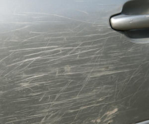 68-latek z Lubawy odpowie za porysowanie auta pod blokiem