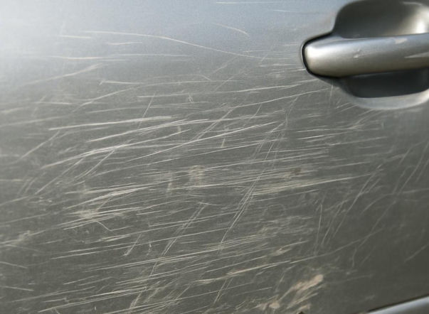 68-latek z Lubawy odpowie za porysowanie auta pod blokiem