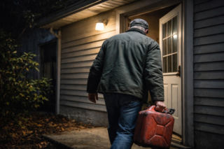 73-latek chciał spalić córkę i 11-letniego wnuka?! Wszedł do domu z kanistrem i wzniecił ogień