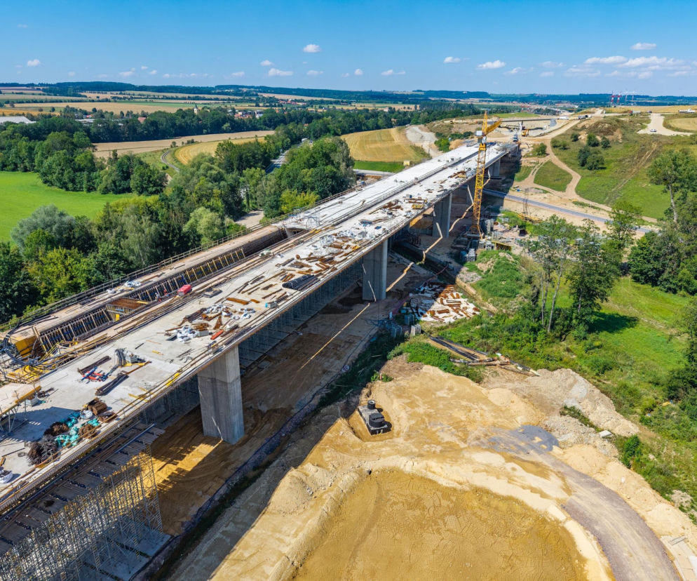 Budowa estakady na czeskiej autostradzie D35 z lotu ptaka. O polskim udziale w inwestycji przeczytasz na Architektura.