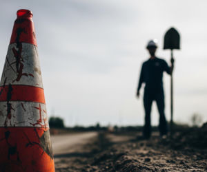 Zamiast lizaka – łopata. Przed mundurowymi uciekł do krzaków