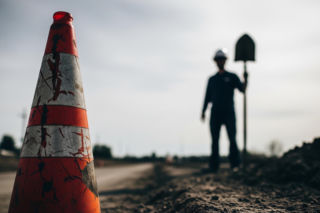 Pijani drogowcy kierowali ruchem. Nietypowe narzędzie zamiast lizaka