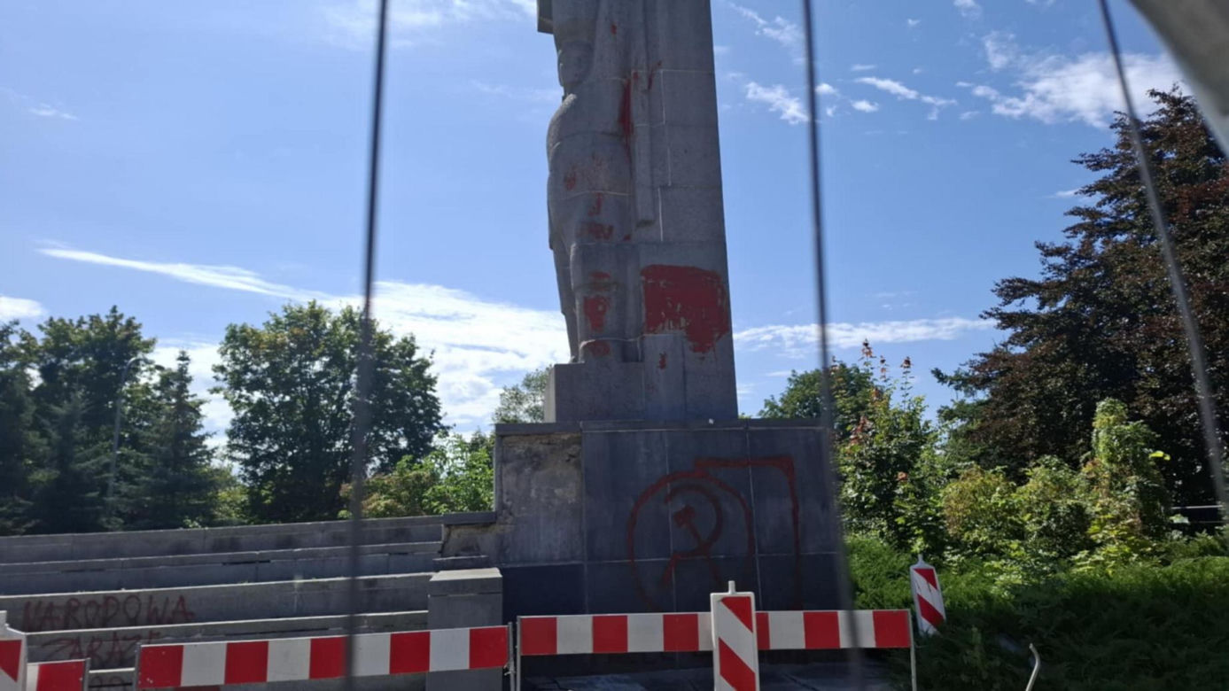 Pomnik "szubienic" w Olsztynie. Nawrocki i Kaczyński chcieli go zburzyć