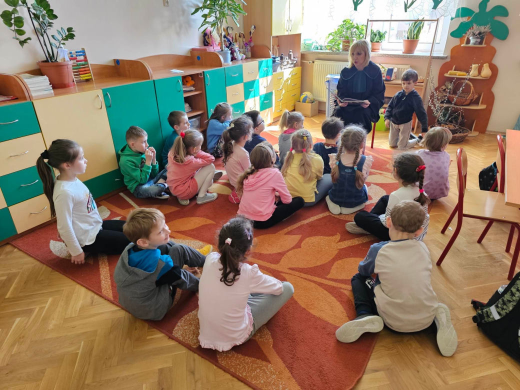 W szkołach czytają bajki o Misiu Adwokacie [GALERIA]