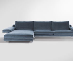 Rozłożysta sofa w kolorze niebieskim do modnej aranżacji salonu