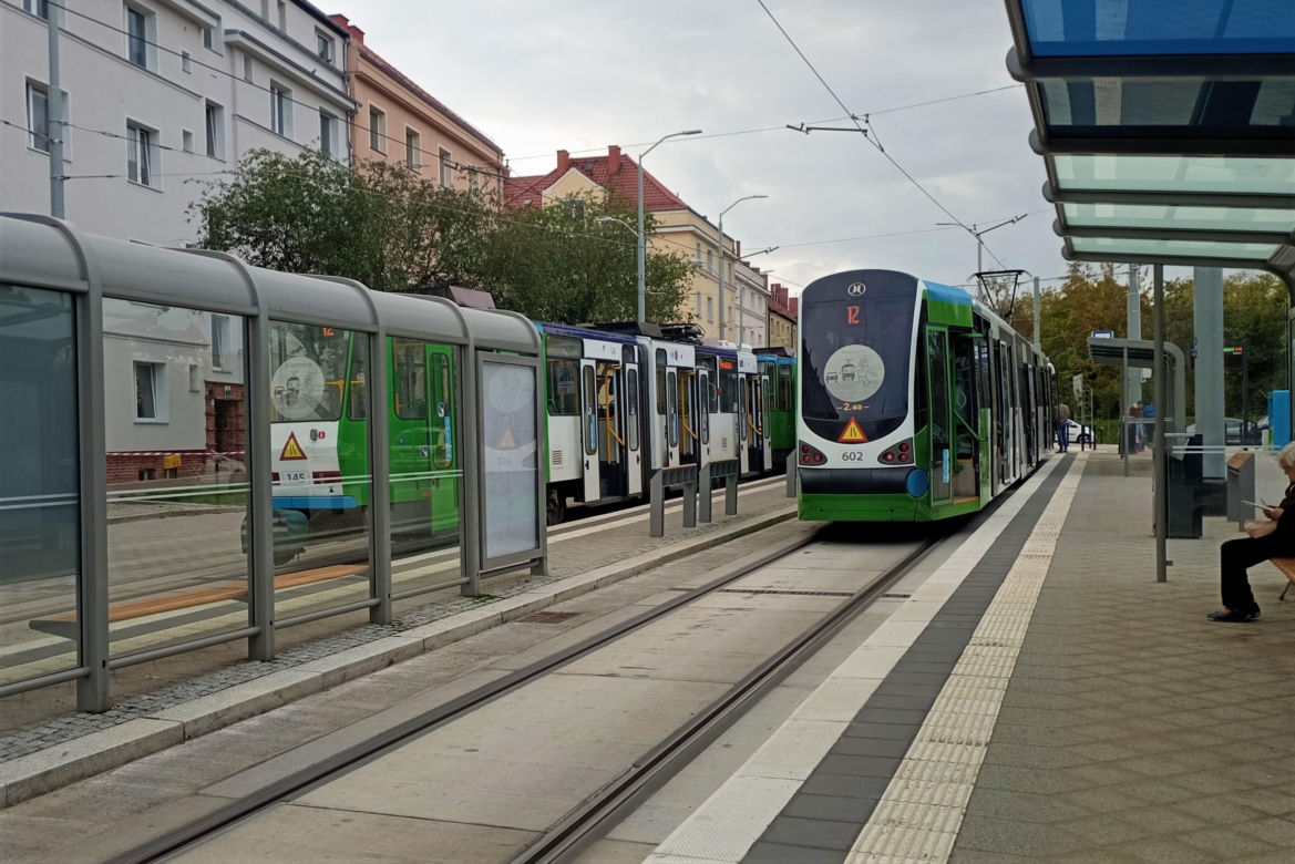 Krusząca się kostka brukowa na nowej pętli Dworzec Niebuszewo