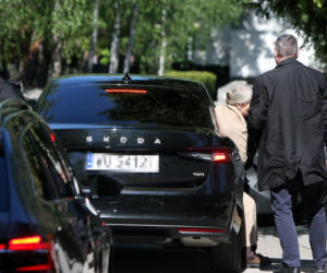 Jarosław Kaczyński na cmentarzu nie był sam. Pewna kobieta nie odstępowała go na krok