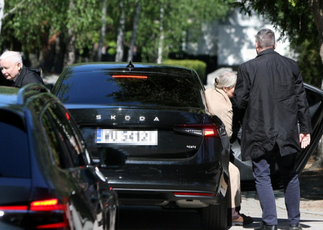 Jarosław Kaczyński na cmentarzu nie był sam. Pewna kobieta nie odstępowała go na krok