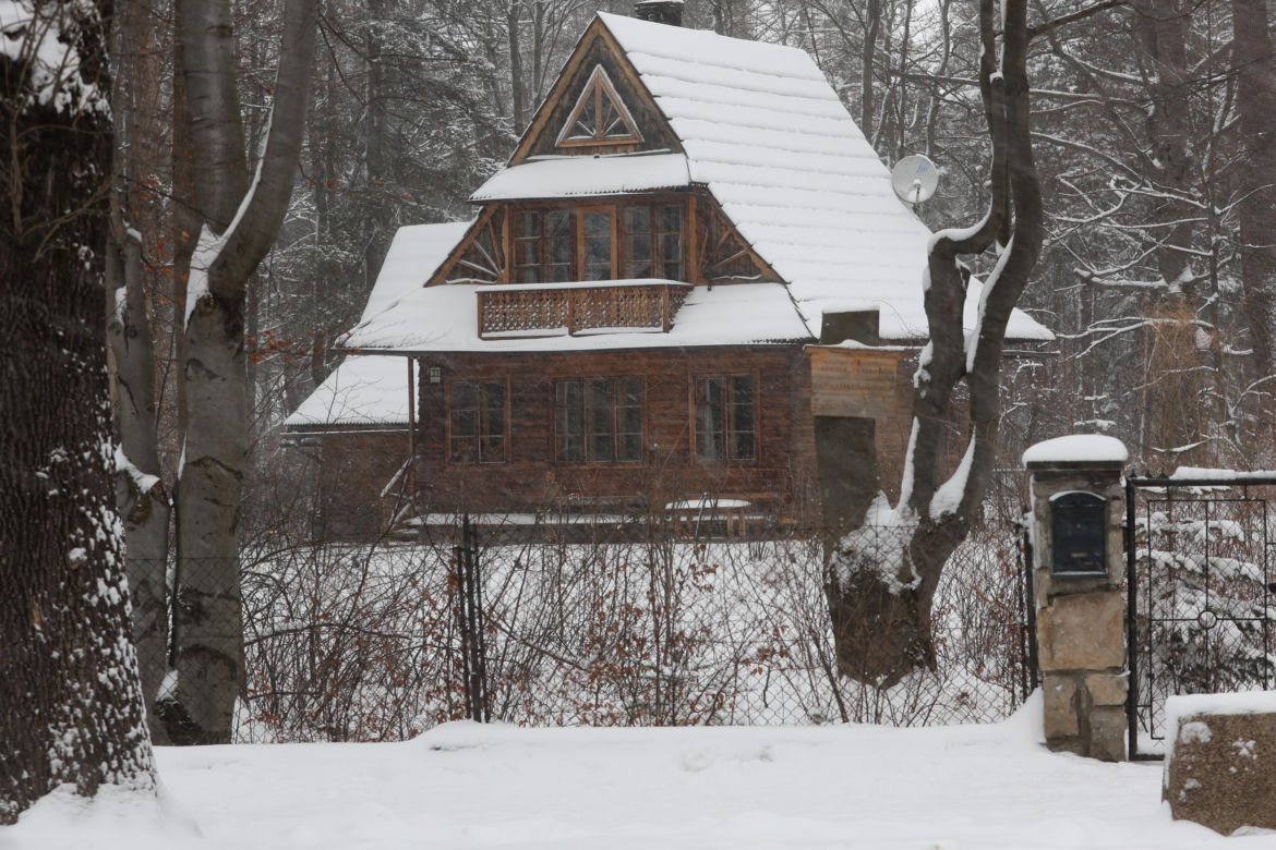 Zakopane pod śniegiem. Miasto ma problem z opadami
