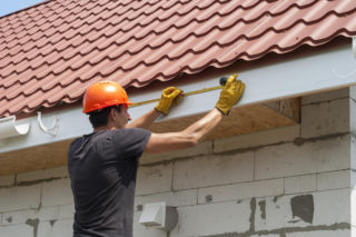 Montaż rynien 2026 – ile kosztuje i jakie błędy mogą zniszczyć elewację