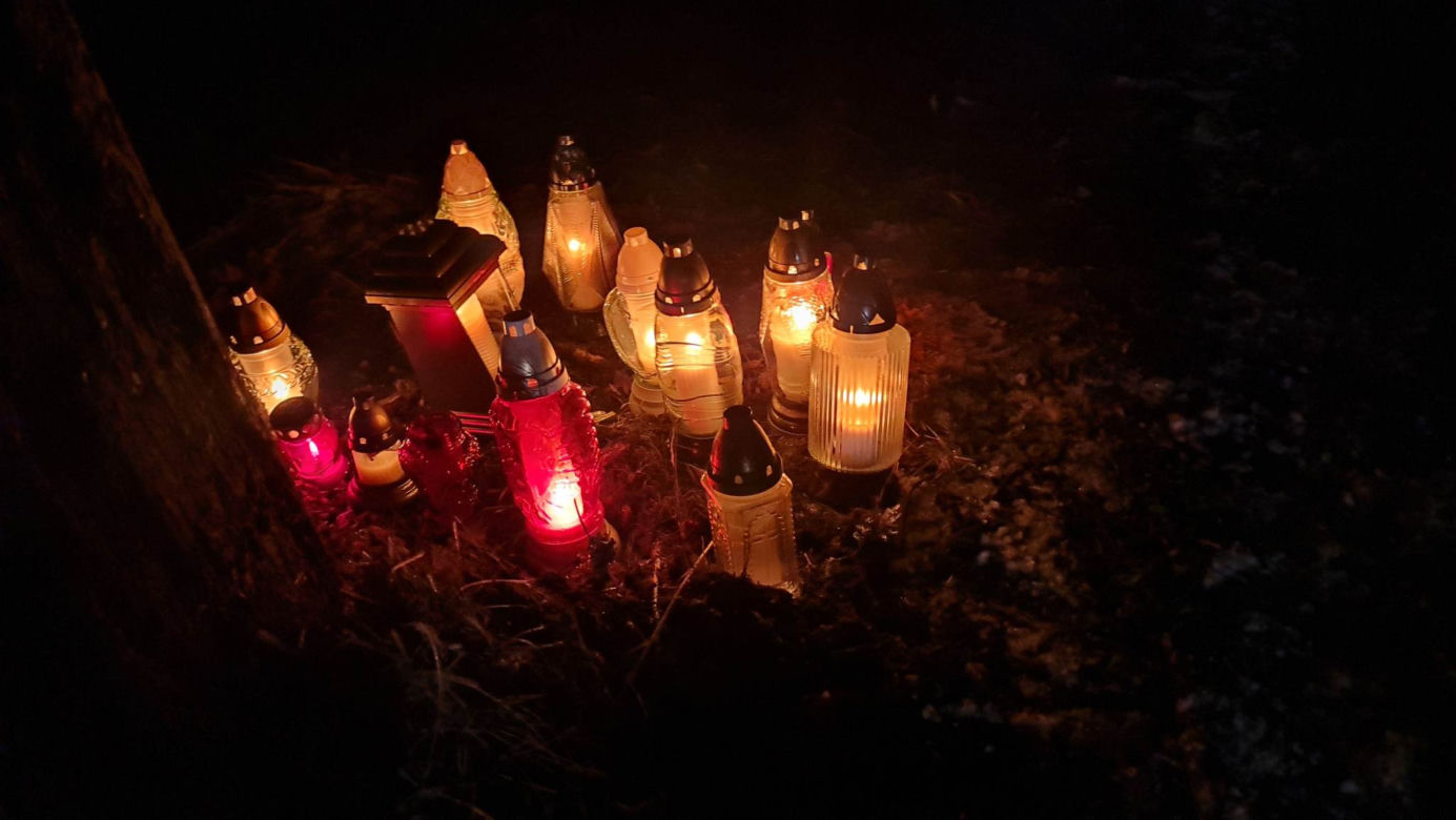 Pod Węgorzewem 25-latka rozbiła się na drzewie. Na miejscu tragedii płoną znicze
