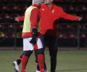 Donald Tusk gra w piłkę