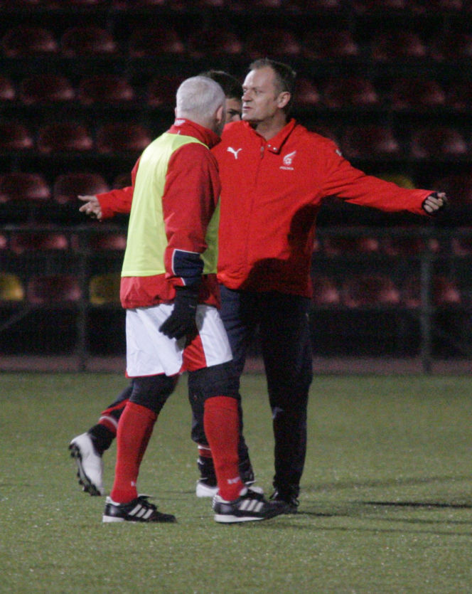 Donald Tusk gra w piłkę