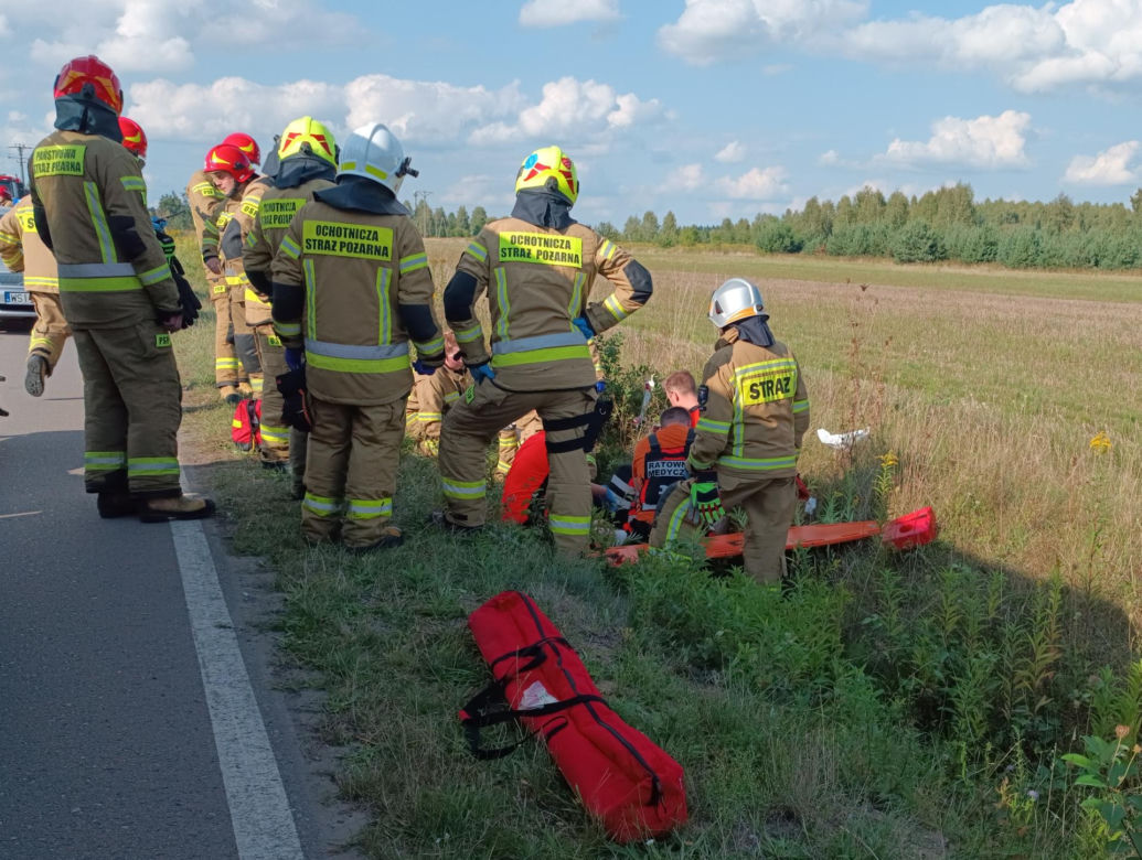 Szedł z córeczką poboczem, wjechało w nich auto