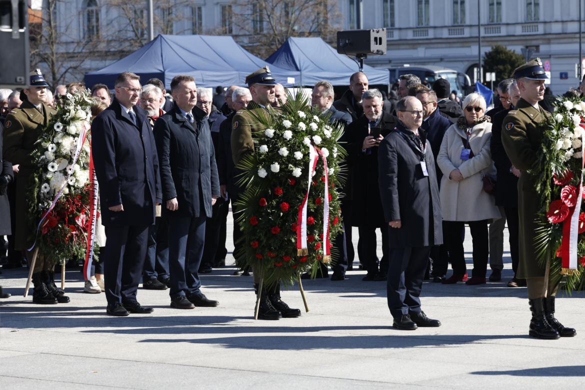 Rocznica katastrofy smoleńskiej. Prezydent Nawrocki uczcił pamięć zmarłych