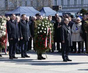 Rocznica katastrofy smoleńskiej. Prezydent Nawrocki uczcił pamięć zmarłych