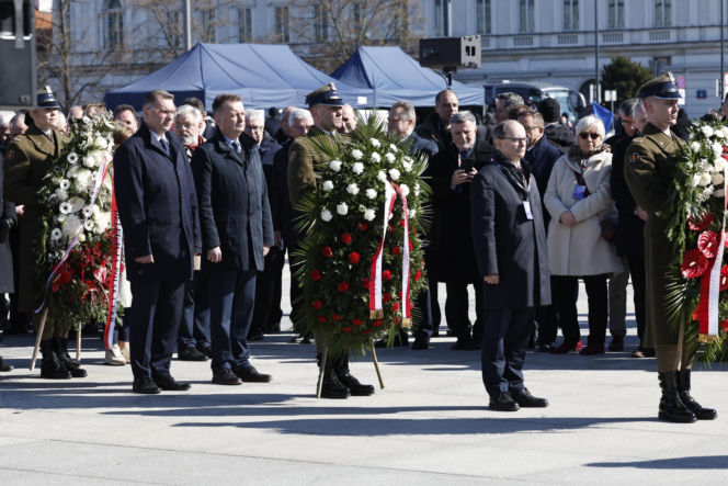 Rocznica katastrofy smoleńskiej. Prezydent Nawrocki uczcił pamięć zmarłych