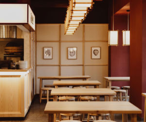 Secesja, parowozy i koktajle. Wnętrza nowego food hallu w historycznej kamienicy w centrum Poznania