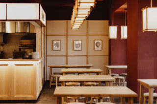 Secesja, parowozy i koktajle. Wnętrza nowego food hallu w historycznej kamienicy w centrum Poznania