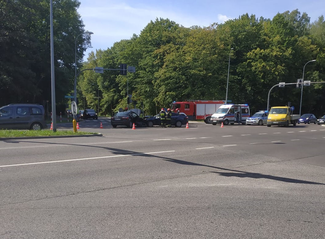 Białystok. Wypadek na skrzyżowaniu ul. 11 Listopada/ul. Zwierzyniecka. Trzy osoby ranne