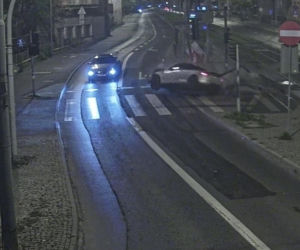 Szalony wyścig w centrum miasta mógł się skończyć tragedią. 29-latka wjechała w przystanek!