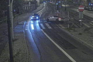 Nielegalny wyścig na ulicach Poznania. Młoda kobieta wjechała prosto w przystanek