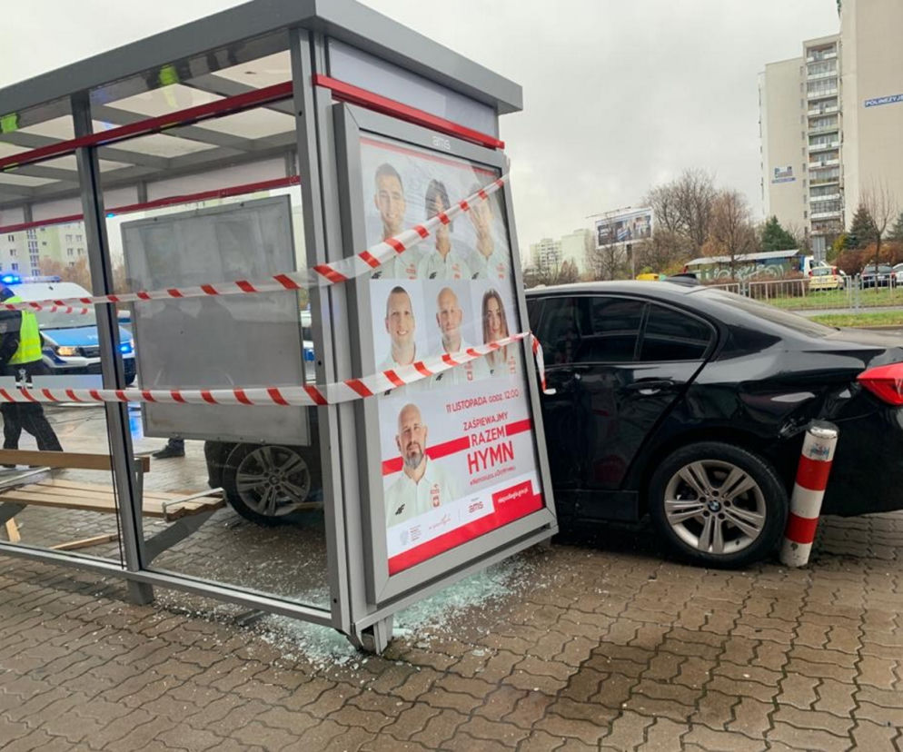 BMW roztrzaskało przystanek. Dwóch nastolatków wylądowało w szpitalu 