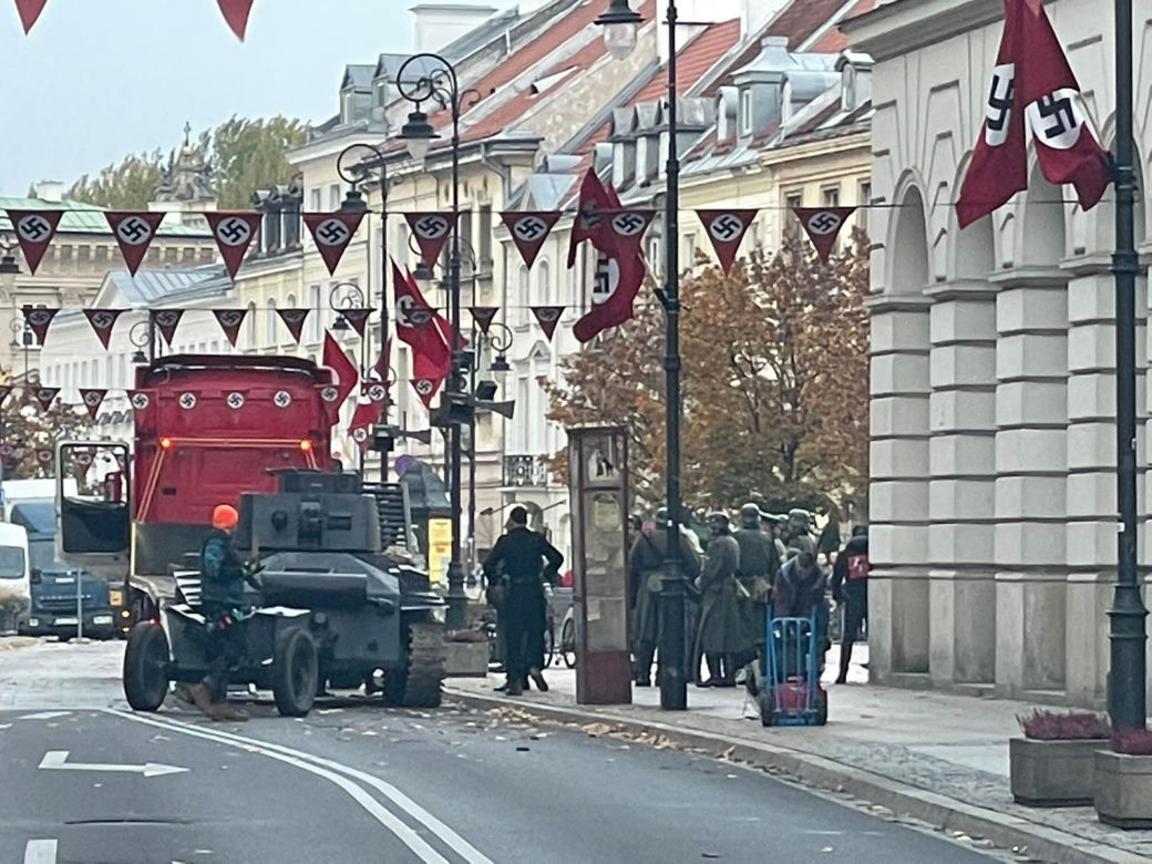Nazistowskie flagi na Nowym Świecie w Warszawie. Co się dzieje!?