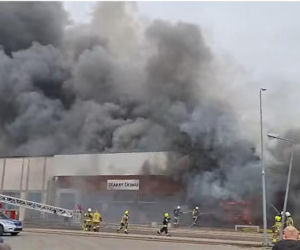 Gigantyczny pożar marketu w Czersku! Kłęby dymu nad miastem, trwa ewakuacja mieszkańców [ZDJĘCIA]